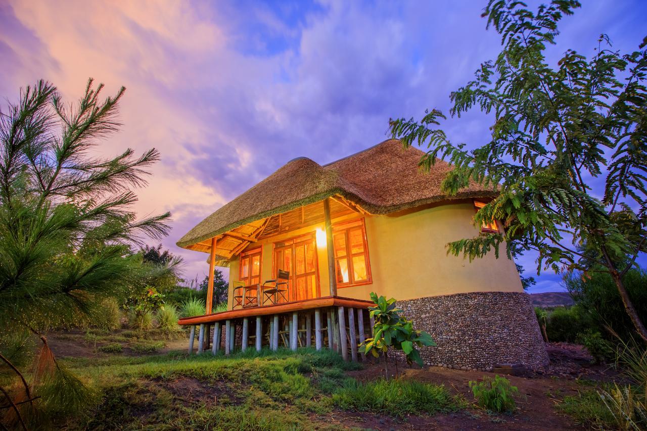 Wild Tracks Overland Camp Kasese Bagian luar foto