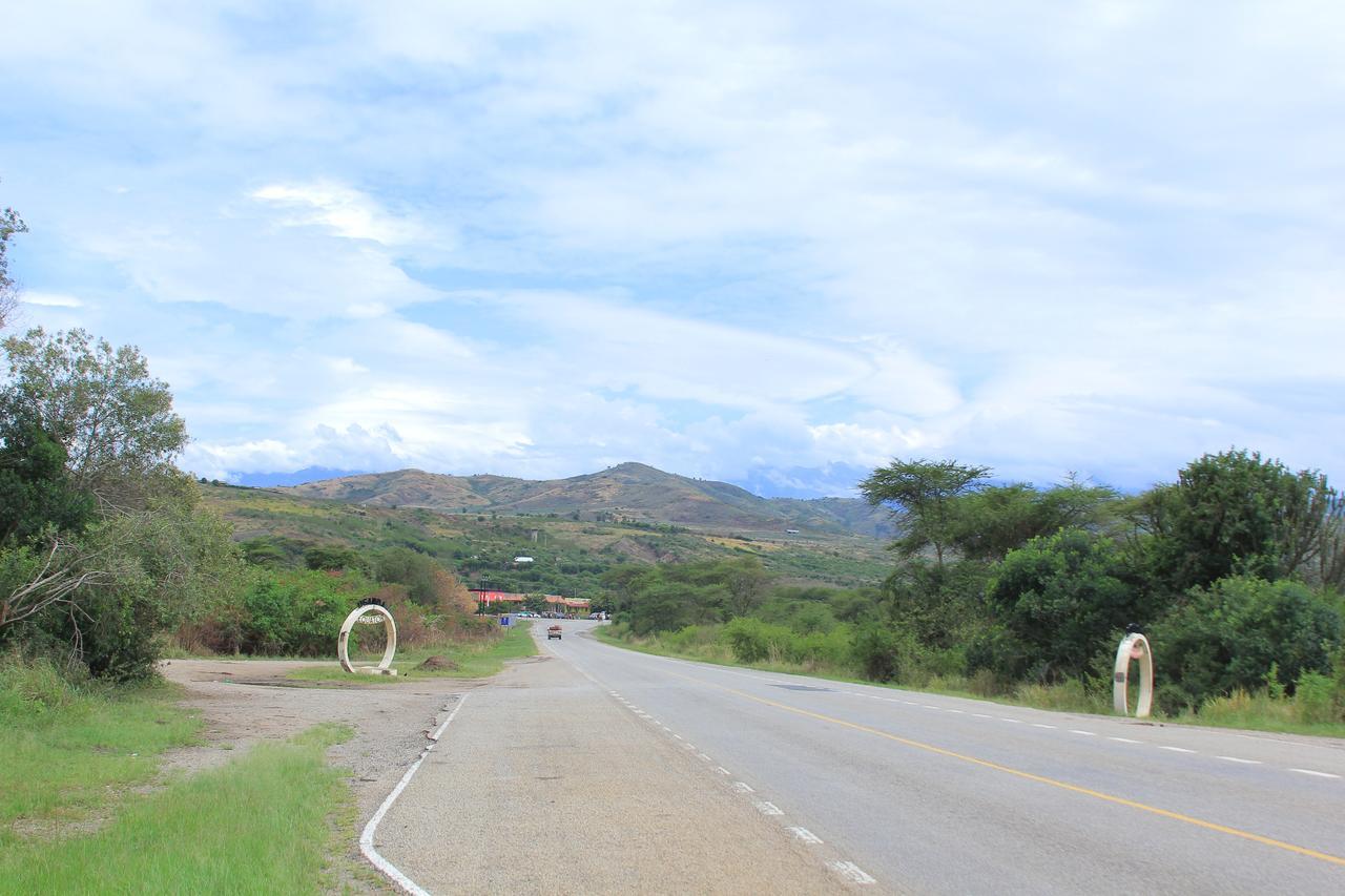 Wild Tracks Overland Camp Kasese Bagian luar foto