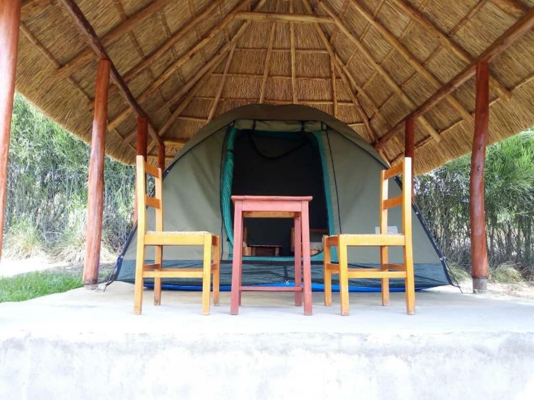 Wild Tracks Overland Camp Kasese Bagian luar foto